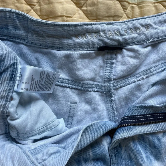 American Eagle women’s light wash tie dye Highest Rise Mom Shorts size 10 - Picture 6 of 6